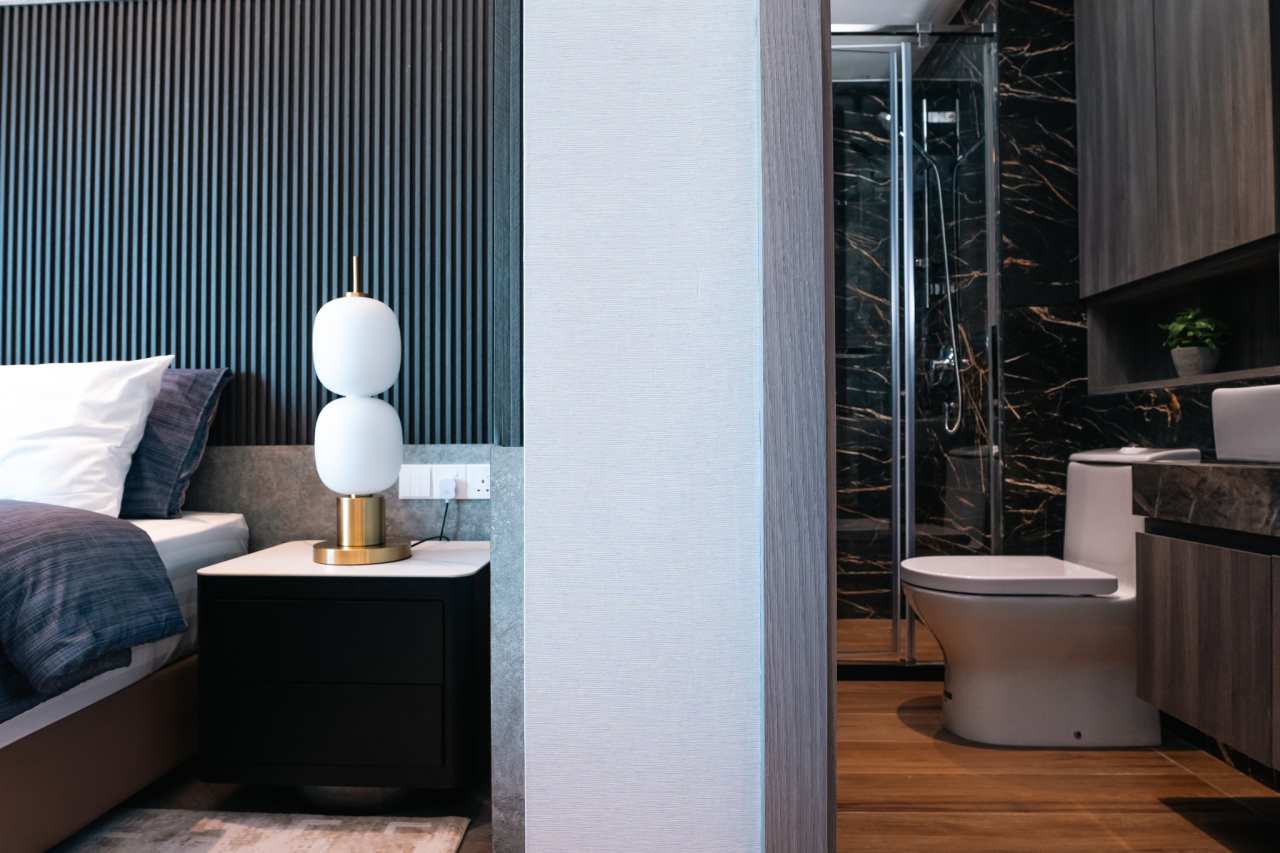 Las soluciones de Roca seleccionadas en los espacios de baño y las cocinas de todas las viviendas son el complemento perfecto al estilo exclusivo de las torres. Entre ellas se encuentran los inodoros Nexo y los inodoros suspendidos Meridian-N y The Gap, con asientos de caída amortiguada para un mayor confort. Con el fin de crear una experiencia exclusiva en la zona de ducha, se ha optado por el rociador circular Rainsense y la ducha de mano Stella, mientras que algunos apartamentos cuentan con la bañera Virginia, caracterizada por su elegante estética y grandes dimensiones. Asimismo, se han seleccionado lavabos de las colecciones Inspira, fabricados en Fineceramic®, y Bol, que realzan el diseño sofisticado de cada vivienda.33