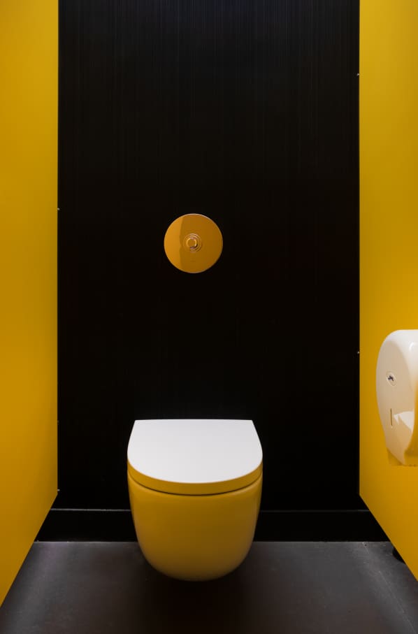 La colaboración de Roca con DHub es un ejemplo del equilibrio entre forma y función. Los productos Roca, entre los que destacan los elegantes lavabos Foro, la grifería Loft-E y los lavabos Meridian, están perfectamente integrados en los modernos espacios del DHub, diseñados por MBM Arquitects. Esta colaboración implica una apuesta por la sostenibilidad y la accesibilidad, demostrando que el diseño más innovador puede mejorar nuestro día a día y contribuir al mismo tiempo a un entorno más sostenible e inclusivo.8