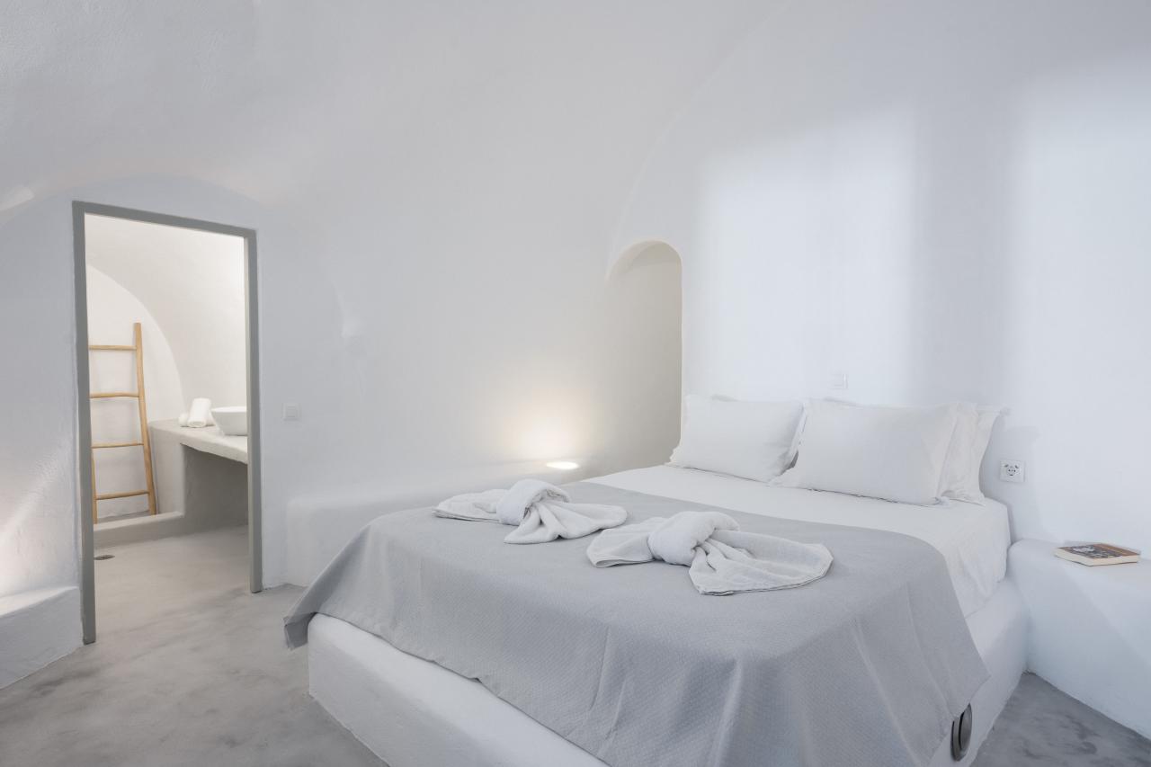 Cada detalle de la Villa Yposkafon, desde el concepto tradicional de casa cueva hasta los exclusivos espacios de baño, está diseñado para deleitar e inspirar, convirtiéndola en un destino en sí misma. La villa está equipada con diversos productos Roca que se caracterizan por su sencillez y elegancia, siendo el complemento perfecto de su diseño minimalista. El inodoro Debba Round y el lavabo Inspira Round de Roca, junto con la elegante grifería L20, destacan sobre las superficies estucadas en blanco. Los contornos suaves y redondeados del lavabo y el inodoro y el moderno acabado cromado de la grifería crean un ambiente armonioso y visualmente agradable que favorece la calma y la relajación.3