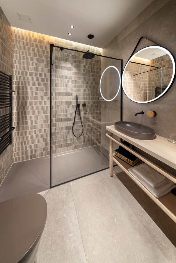 La prioridad en el diseño interior del hotel es garantizar que los huéspedes se vayan con una sonrisa, sintiéndose relajados y completamente satisfechos. Adoptando el enfoque minimalista del hygge, el diseño transmite una agradable sensación de confort a través de una cuidada selección de colores y mobiliario en materiales naturales con suaves curvas y formas orgánicas. En perfecta sintonía con la filosofía hygge, las líneas suaves y las formas redondeadas del lavabo Beyond de color café y del inodoro y bidé Inspira irradian relajación, calidez y armonía. El diseño de la colección Ona, inspirado en la naturaleza, se suma a la estética relajante. Los bidés y lavabos suspendidos contribuyen a crear una sensación de amplitud y equilibrio que evoca la serenidad de los paisajes tranquilos. De esta forma, el confort y el hygge se transmiten a todos los huéspedes del hotel. Los aseos públicos para hombres cuentan con los minimalistas urinarios Proton y los aseos accesibles están equipados con inodoros Access y asas de baño, garantizando un entorno acogedor e inclusivo para todos.7