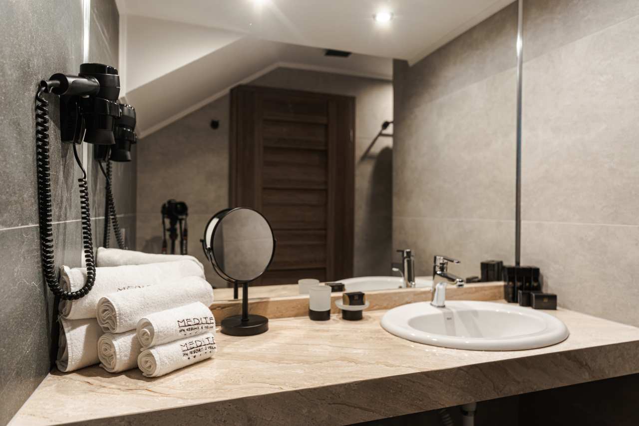 Los baños del hotel cumplen con los más altos estándares de la hostelería moderna gracias a la amplia gama de productos Roca presente en el establecimiento. Las duchas de mano Stella y los rociadores Rainsense ofrecen una experiencia envolvente en la ducha y un ambiente similar al de un spa, mientras los inodoros The Gap, los lavabos Horizon y la grifería Victoria Plus destacan por su funcionalidad y fácil manejo. Estas soluciones de baño, de gran durabilidad y un diseño moderno, logran crear espacios uniformes y elegantes que reflejan el compromiso del complejo hotelero de garantizar a sus huéspedes una experiencia relajante y reparadora.3