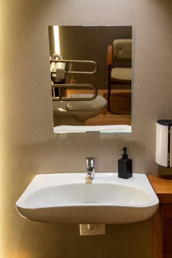 El restaurante Omeraki es pionero a la hora de ofrecer una experiencia gastronómica creativa y respetuosa con el medio ambiente. La sostenibilidad es el núcleo de su filosofía, que se traslada al diseño de los baños a través de los innovadores productos de Roca. Entre ellos destaca el icónico inodoro W+W, presente tanto en el baño de hombres como en el de mujeres, donde proporciona una solución sostenible y eficiente sin comprometer el diseño. La elegancia y funcionalidad del baño se ve realzada por los lavabos totem de Fineceramic® de la colección Beyond y la grifería electrónica Loft.5