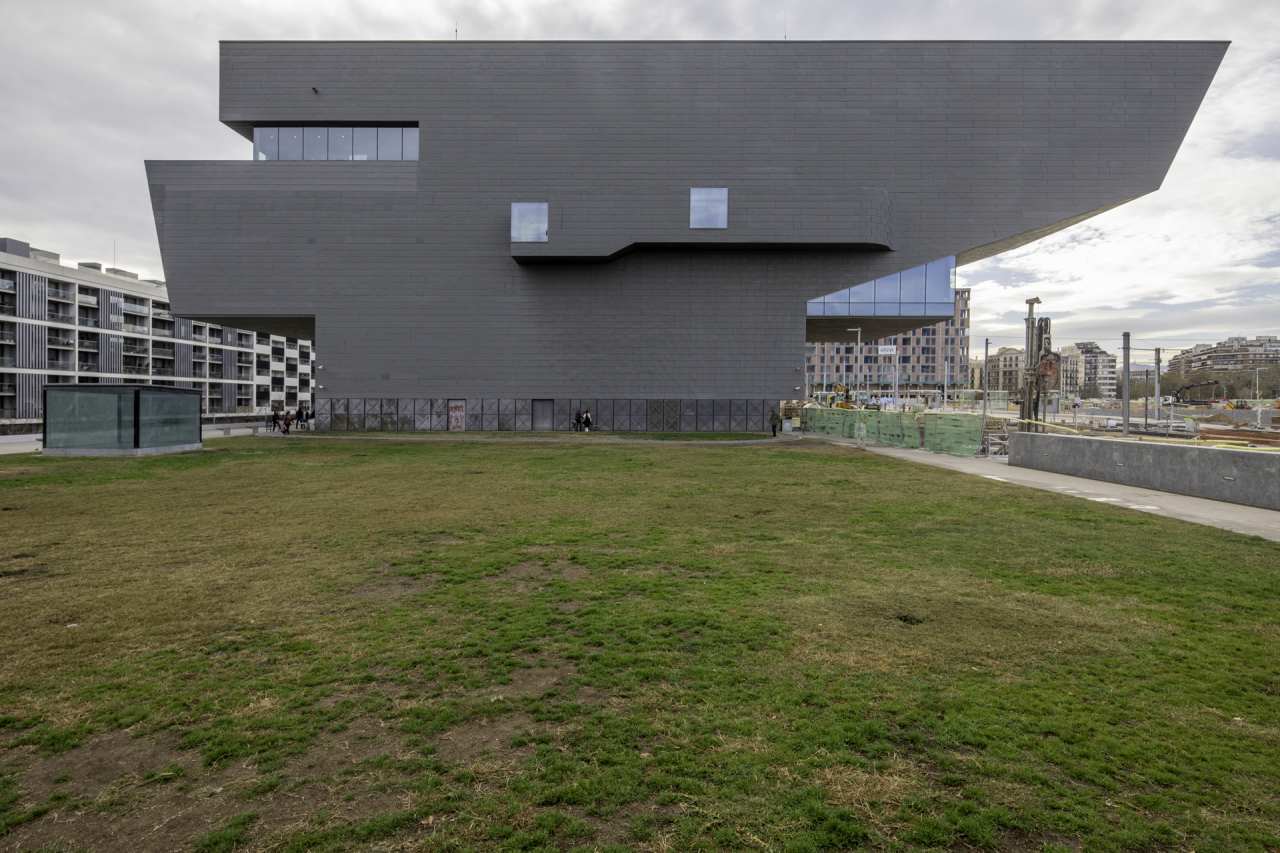 La colaboración de Roca con DHub es un ejemplo del equilibrio entre forma y función. Los productos Roca, entre los que destacan los elegantes lavabos Foro, la grifería Loft-E y los lavabos Meridian, están perfectamente integrados en los modernos espacios del DHub, diseñados por MBM Arquitects. Esta colaboración implica una apuesta por la sostenibilidad y la accesibilidad, demostrando que el diseño más innovador puede mejorar nuestro día a día y contribuir al mismo tiempo a un entorno más sostenible e inclusivo.5