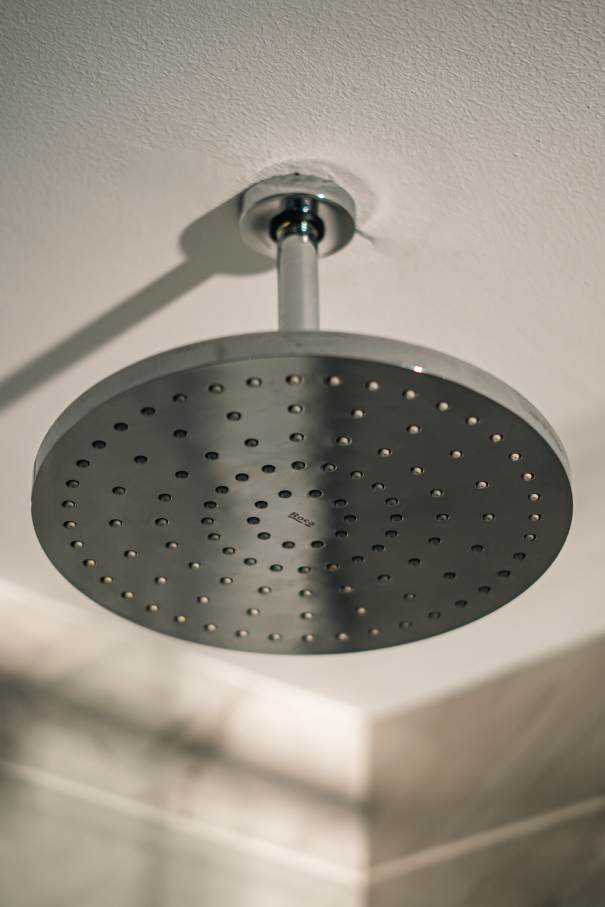 Las soluciones de Roca seleccionadas en los espacios de baño y las cocinas de todas las viviendas son el complemento perfecto al estilo exclusivo de las torres. Entre ellas se encuentran los inodoros Nexo y los inodoros suspendidos Meridian-N y The Gap, con asientos de caída amortiguada para un mayor confort. Con el fin de crear una experiencia exclusiva en la zona de ducha, se ha optado por el rociador circular Rainsense y la ducha de mano Stella, mientras que algunos apartamentos cuentan con la bañera Virginia, caracterizada por su elegante estética y grandes dimensiones. Asimismo, se han seleccionado lavabos de las colecciones Inspira, fabricados en Fineceramic®, y Bol, que realzan el diseño sofisticado de cada vivienda.20