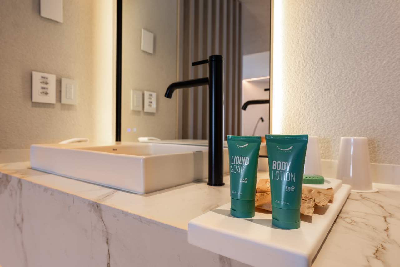 El compromiso de Roca por ofrecer experiencias de baño excepcionales están en perfecta sintonía con el prestigio del Hotel Unique como símbolo del lujo y la excelencia en el diseño en São Paulo. La reforma de 2024 combina modernidad con una elegancia atemporal, mejorando la experiencia de los huéspedes. Para crear una estética impactante, se ha combinado la grifería de lavabo de caño alto Ona de Roca en negro titanio con los lavabos Ohtake y Horizon. Los rociadores Rainsense en negro mate y las duchas de mano Stella proporcionan una agradable sensación de confort, mientras que los inodoros Inspira con tecnología Rimless completan un baño sostenible, sofisticado y minimalista.7