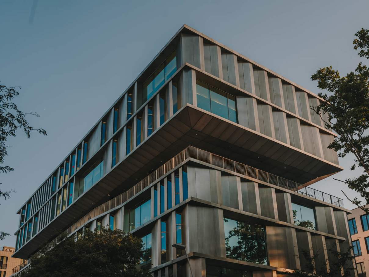 La colección Nu de grifería, presente en las cocinas, ha sido seleccionada por su vibrante color e innovador diseño. El divertido acabado amarillo miel aporta personalidad a los minimalistas baños comunes. Los inodoros suspendidos Rimless® de la colección The Gap Round, los inodoros de la colección Meridian y los urinarios de porcelana de la colección Hall cuentan con diseño moderno que refleja la estética del edificio. El lavabo mural Debba, de líneas redondeadas y con un estilo inconfundible, es la elección perfecta para baños muy transitados gracias a su durabilidad y funcionalidad. Las colecciones de grifería Brava e Instant, con un moderno e intuitivo diseño, son fáciles de utilizar e ideales para entornos de uso intensivo.