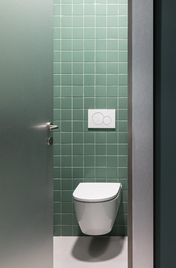 The Social Hub San Sebastián cuenta con lavabos de Fineceramic® de Roca, inodoros tradicionales, accesorios cromados, griferías de ducha y modernas placas de accionamiento. La colección Ona, con su diseño de inspiración mediterránea, aporta calidez e intimidad, mientras que la grifería de lavabo L20, la grifería termostática de ducha T-500, el kit de ducha Stella y los accesorios Victoria aúnan funcionalidad y elegancia. Esta colaboración permitirá a los clientes disfrutar de una experiencia de baño llena de sofisticación, bienestar y relajación, fiel reflejo de la apuesta de ambas marcas por la innovación y la sostenibilidad.12