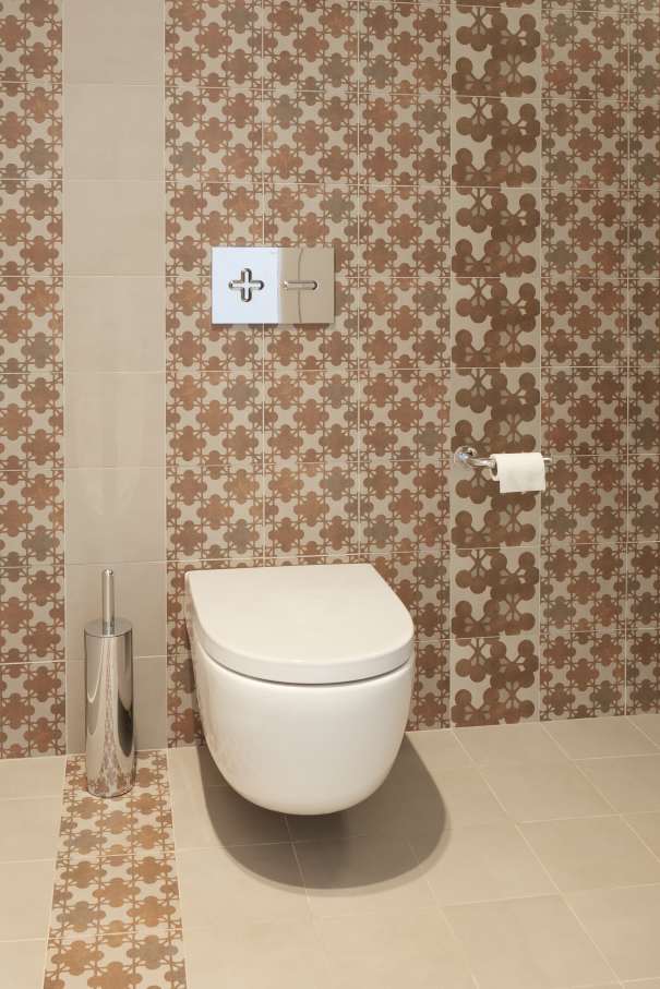 La fundación ofrece atención y apoyo gratuitos a los pacientes de cáncer y a sus familias. El diseño se integra perfectamente en el entorno, con zonas comunes y una acogedora planta baja en forma de abanico con grandes ventanales que dan al jardín. Esta colaboración es una muestra del compromiso con la mejora de la sociedad a través del bienestar y la innovación, que se refleja en la cuidada selección de productos Roca. Entre ellos destacan los lavabos Sofia, combinados con la grifería Lanta y los espejos Luna, y los inodoros Meridian, complementados con placas de accionamiento PL6 Dual, así como griferías de las colecciones Access y Victoria Pro, seleccionadas por su ergonomía. Todos los productos encajan a la perfección con la estética general del centro, que combina tonos neutros relajantes con vivos detalles para fomentar el descanso y el optimismo.4