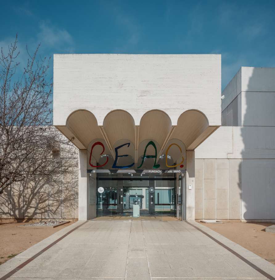 Con el fin de adaptar los baños a las necesidades actuales y respetar la integridad del edificio, los productos seleccionados deben transmitir los ideales contemporáneos de su arquitectura y ser accesibles e inclusivos. El diseño lineal y estructurado de los lavabos murales y las suaves curvas y volúmenes apilados de los inodoros suspendidos Roca Rimless® evocan una simplicidad atemporal y se hacen eco de los ideales modernistas del edificio de Sert. La colección Access, adecuada para todo tipo de usuarios, ha sido otra incorporación esencial a los baños, incluidos los asientos y tapas de inodoro, los espejos basculantes y los asientos de ducha abatibles. La elección de los dispensadores de toallas y las papeleras de la colección Public han contribuido a una mayor funcionalidad del espacio.24