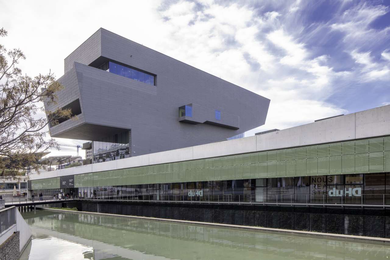 La colaboración de Roca con DHub es un ejemplo del equilibrio entre forma y función. Los productos Roca, entre los que destacan los elegantes lavabos Foro, la grifería Loft-E y los lavabos Meridian, están perfectamente integrados en los modernos espacios del DHub, diseñados por MBM Arquitects. Esta colaboración implica una apuesta por la sostenibilidad y la accesibilidad, demostrando que el diseño más innovador puede mejorar nuestro día a día y contribuir al mismo tiempo a un entorno más sostenible e inclusivo.4