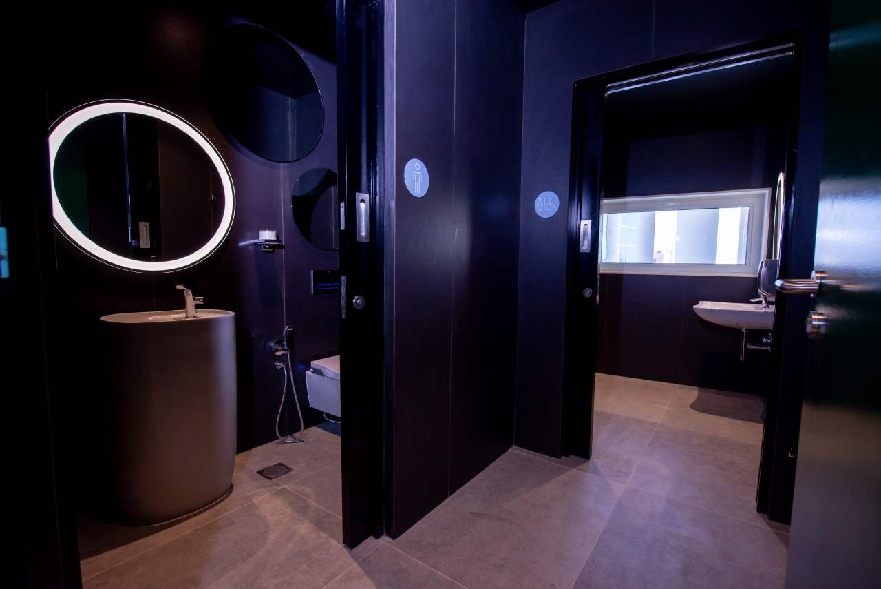 En línea con esta premisa, este espacio, caracterizado por su llamativo y colorido diseño, innovación y sostenibilidad, incorporó las soluciones de baño de Roca más avanzadas, mostrándolas al público. Una serie de vistosos conos aportaron sombra y ventilaron de forma natural el espacio; en su interior los inodoros Inspira y Beyond de Roca fueron el complemento perfecto a las formas fluidas del pabellón y los objetivos de sostenibilidad gracias a su tecnología de ahorro de agua. Por otro lado, los lavabos Inspira, los espejos Iridia y los separadores de urinario Wing replicaban la estética lúdica y sofisticada del entorno. Propuestas como la placa de accionamiento electrónica EP1 y la grifería temporizada Avant demostraron el compromiso de Roca con la eficiencia hídrica, reflejando a la perfección los principios de economía circular y la filosofía del diseño centrado en las personas.3