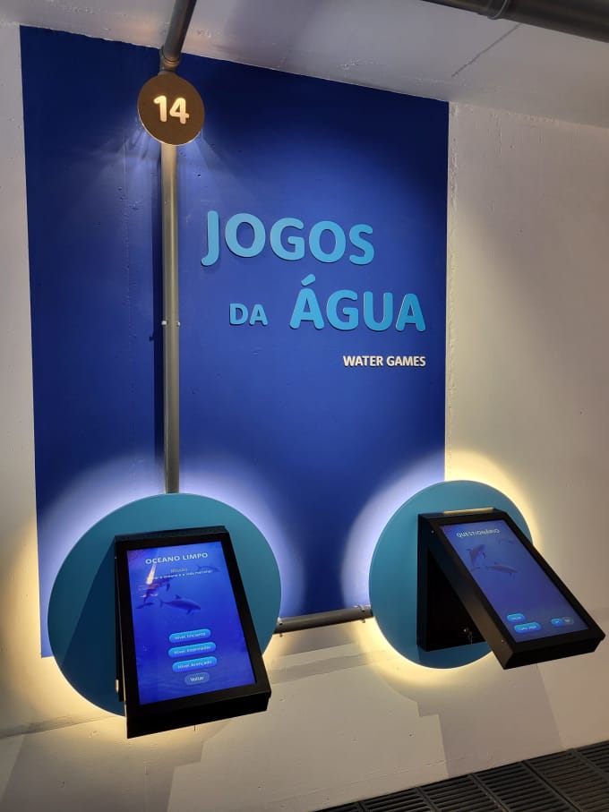 La pieza clave en los baños de este proyecto es el galardonado W+W, una ingeniosa combinación de lavabo e inodoro que permite ahorrar hasta un 25 % de agua. Esta pieza incorpora la grifería Single Pro, que incluye un innovador cartucho que reduce al mínimo el consumo de agua y las emisiones de CO2, una nueva muestra de la integración de tecnología al servicio del medioambiente que caracteriza a Roca. Los urinarios Proton también contribuyen a un uso eficiente de recursos con su diseño minimalista y un sistema de descarga sin contacto que utiliza únicamente 0,5 litros de agua por descarga. Por otro lado, la combinación de los inodoros suspendidos The Gap y las placas de accionamiento PL1 Dual añade funcionalidad y estilo a este espacio público. Asimismo, los lavabos sobre encimera The Gap Round realzan aún más la estética de los baños del museo. Este enclave también llama la atención de sus visitantes con exposiciones.7