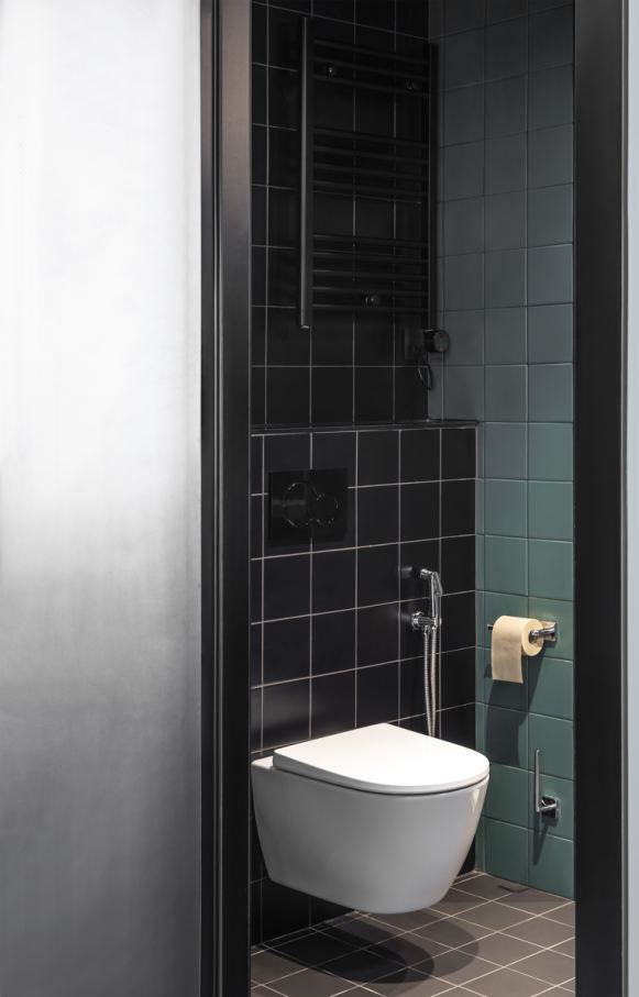 The Social Hub San Sebastián cuenta con lavabos de Fineceramic® de Roca, inodoros tradicionales, accesorios cromados, griferías de ducha y modernas placas de accionamiento. La colección Ona, con su diseño de inspiración mediterránea, aporta calidez e intimidad, mientras que la grifería de lavabo L20, la grifería termostática de ducha T-500, el kit de ducha Stella y los accesorios Victoria aúnan funcionalidad y elegancia. Esta colaboración permitirá a los clientes disfrutar de una experiencia de baño llena de sofisticación, bienestar y relajación, fiel reflejo de la apuesta de ambas marcas por la innovación y la sostenibilidad.4