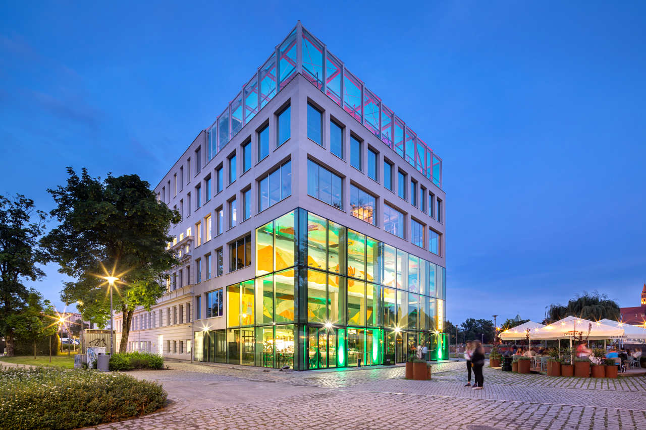 El proyecto, dirigido por el estudio holandés MVRDV en colaboración con el estudio polaco Q2 Studio, combina la rehabilitación histórica con una ampliación moderna. Los interiores, galardonados con el prestigioso premio ArchDaily al Edificio del Año en 2021, aúnan a la perfección funcionalidad y estética. Para garantizar el confort de todos los usuarios, los espacios de baño cuentan con productos Roca, como los lavabos suspendidos Debba, los urinarios Nexo y los inodoros suspendidos The Gap Rimless. Asimismo, la grifería electrónica L20 y la grifería de lavabo con maneta gerontológica completan el equipamiento de los baños, reflejando el compromiso del proyecto con la calidad y la excelencia en el diseño.4