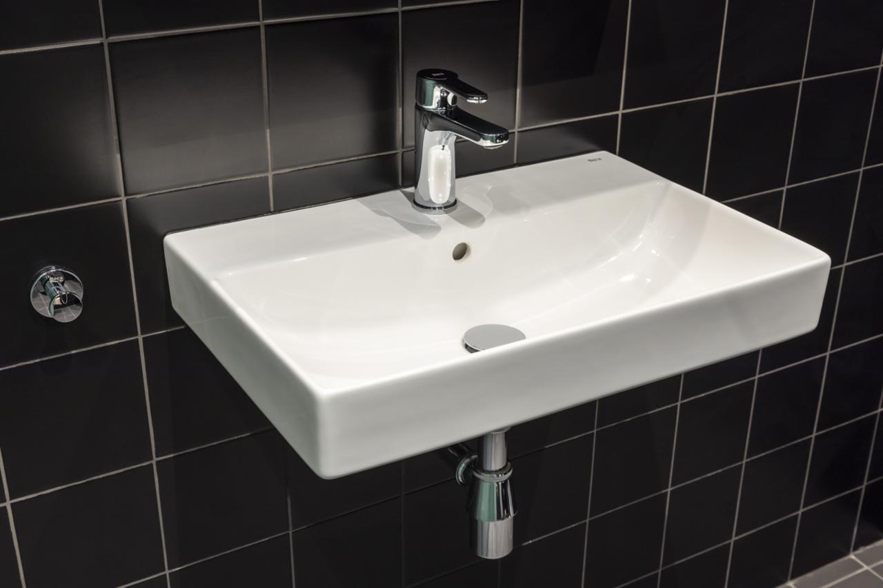 The Social Hub San Sebastián cuenta con lavabos de Fineceramic® de Roca, inodoros tradicionales, accesorios cromados, griferías de ducha y modernas placas de accionamiento. La colección Ona, con su diseño de inspiración mediterránea, aporta calidez e intimidad, mientras que la grifería de lavabo L20, la grifería termostática de ducha T-500, el kit de ducha Stella y los accesorios Victoria aúnan funcionalidad y elegancia. Esta colaboración permitirá a los clientes disfrutar de una experiencia de baño llena de sofisticación, bienestar y relajación, fiel reflejo de la apuesta de ambas marcas por la innovación y la sostenibilidad.2