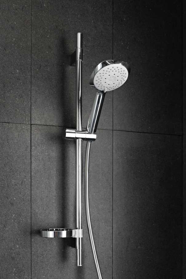 Los espacios de baño del hotel, minimalistas y modernos, están equipados con las soluciones de Roca. Los rociadores Rainsense y Raindream son una fuente de bienestar, mientras que las suaves formas redondeadas de los inodoros Meridian, las bañeras Element y los lavabos The Gap evocan la conexión con la naturaleza. En los espacios públicos del hotel, los urinarios Mural y los lavabos Inspira aportan sofisticación y la máxima funcionalidad, en línea conel compromiso del hotel con el lujo y el diseño más vanguardista.2