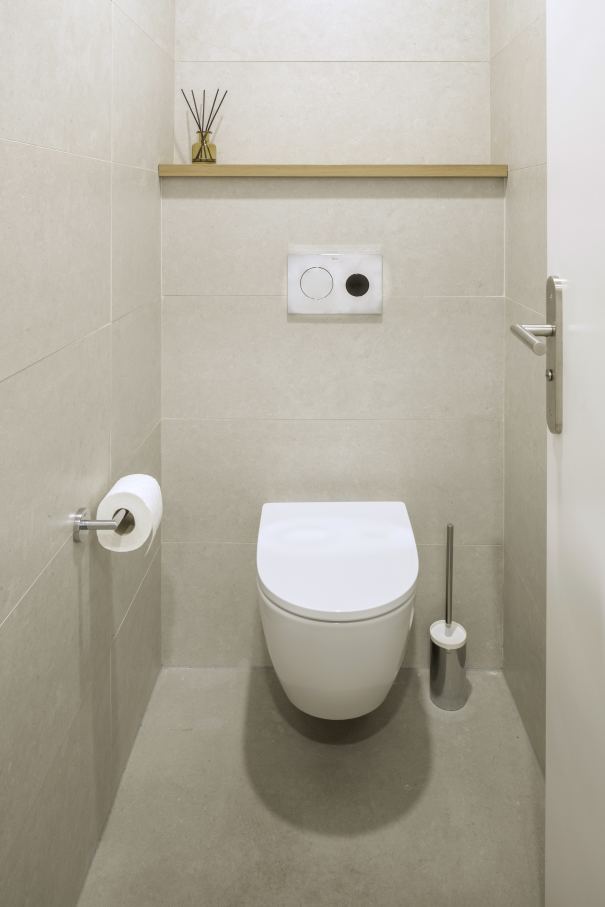 Estas soluciones incluyen inodoros, grifería y duchas inteligentes, todos ellos perfectamente integrados con Roca Connect, la plataforma digital de la marca basada en la nube que permite el control en tiempo real de los productos de baño inteligentes de Roca. El equipo puede recopilar y monitorizar información importante y patrones de comportamiento en los baños mediante el uso de la tecnología IoT. El objetivo de este enfoque colaborativo es optimizar los costes de mantenimiento y limpieza, al tiempo que se fomenta el ahorro de agua.16