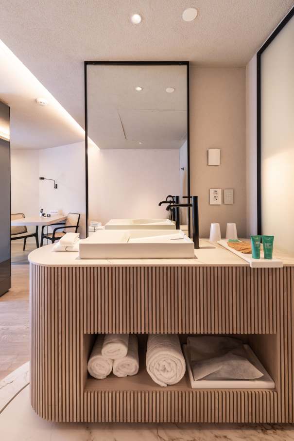 El compromiso de Roca por ofrecer experiencias de baño excepcionales están en perfecta sintonía con el prestigio del Hotel Unique como símbolo del lujo y la excelencia en el diseño en São Paulo. La reforma de 2024 combina modernidad con una elegancia atemporal, mejorando la experiencia de los huéspedes. Para crear una estética impactante, se ha combinado la grifería de lavabo de caño alto Ona de Roca en negro titanio con los lavabos Ohtake y Horizon. Los rociadores Rainsense en negro mate y las duchas de mano Stella proporcionan una agradable sensación de confort, mientras que los inodoros Inspira con tecnología Rimless completan un baño sostenible, sofisticado y minimalista.25