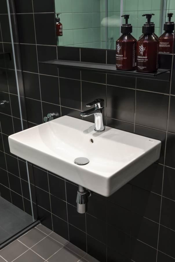 The Social Hub San Sebastián cuenta con lavabos de Fineceramic® de Roca, inodoros tradicionales, accesorios cromados, griferías de ducha y modernas placas de accionamiento. La colección Ona, con su diseño de inspiración mediterránea, aporta calidez e intimidad, mientras que la grifería de lavabo L20, la grifería termostática de ducha T-500, el kit de ducha Stella y los accesorios Victoria aúnan funcionalidad y elegancia. Esta colaboración permitirá a los clientes disfrutar de una experiencia de baño llena de sofisticación, bienestar y relajación, fiel reflejo de la apuesta de ambas marcas por la innovación y la sostenibilidad.10