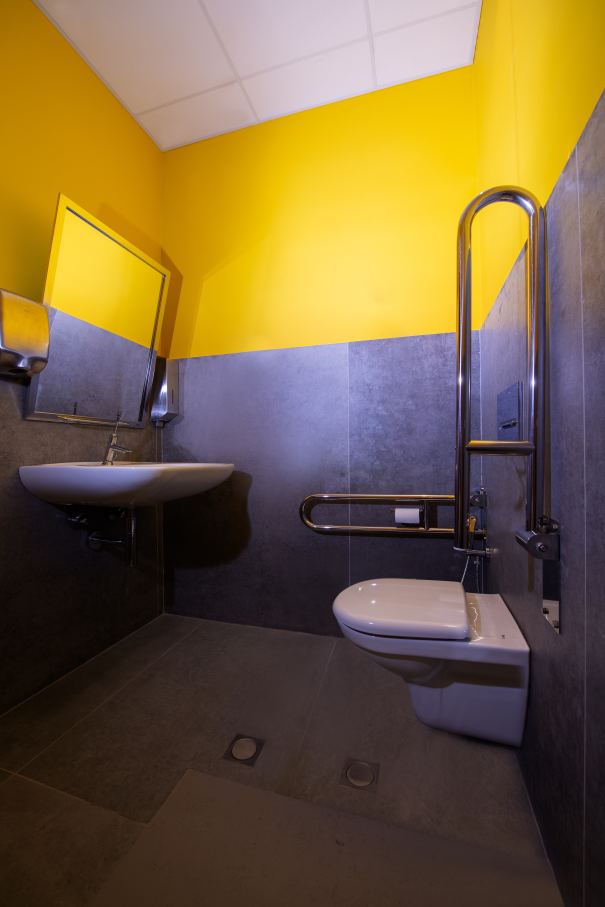 En línea con esta premisa, este espacio, caracterizado por su llamativo y colorido diseño, innovación y sostenibilidad, incorporó las soluciones de baño de Roca más avanzadas, mostrándolas al público. Una serie de vistosos conos aportaron sombra y ventilaron de forma natural el espacio; en su interior los inodoros Inspira y Beyond de Roca fueron el complemento perfecto a las formas fluidas del pabellón y los objetivos de sostenibilidad gracias a su tecnología de ahorro de agua. Por otro lado, los lavabos Inspira, los espejos Iridia y los separadores de urinario Wing replicaban la estética lúdica y sofisticada del entorno. Propuestas como la placa de accionamiento electrónica EP1 y la grifería temporizada Avant demostraron el compromiso de Roca con la eficiencia hídrica, reflejando a la perfección los principios de economía circular y la filosofía del diseño centrado en las personas.1