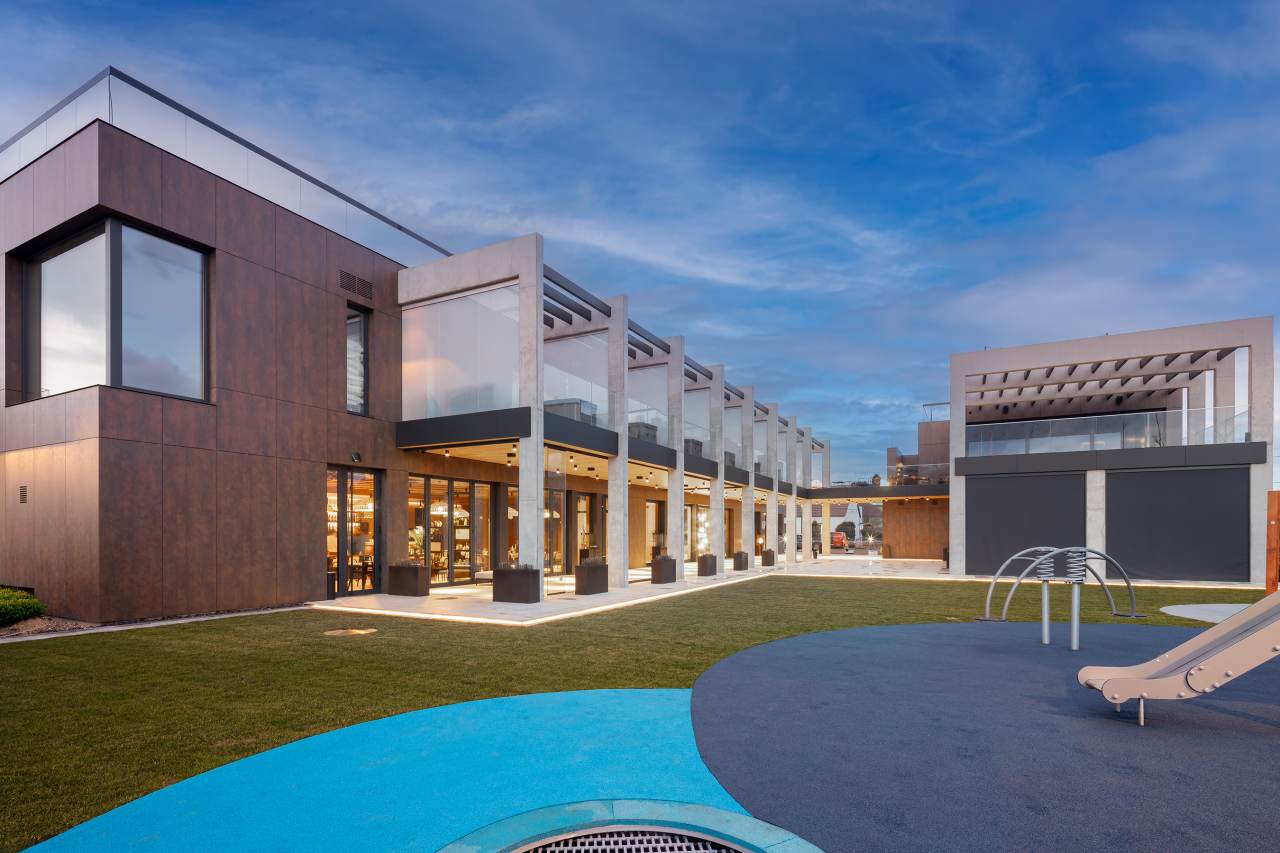 La prioridad en el diseño interior del hotel es garantizar que los huéspedes se vayan con una sonrisa, sintiéndose relajados y completamente satisfechos. Adoptando el enfoque minimalista del hygge, el diseño transmite una agradable sensación de confort a través de una cuidada selección de colores y mobiliario en materiales naturales con suaves curvas y formas orgánicas. En perfecta sintonía con la filosofía hygge, las líneas suaves y las formas redondeadas del lavabo Beyond de color café y del inodoro y bidé Inspira irradian relajación, calidez y armonía. El diseño de la colección Ona, inspirado en la naturaleza, se suma a la estética relajante. Los bidés y lavabos suspendidos contribuyen a crear una sensación de amplitud y equilibrio que evoca la serenidad de los paisajes tranquilos. De esta forma, el confort y el hygge se transmiten a todos los huéspedes del hotel. Los aseos públicos para hombres cuentan con los minimalistas urinarios Proton y los aseos accesibles están equipados con inodoros Access y asas de baño, garantizando un entorno acogedor e inclusivo para todos.20