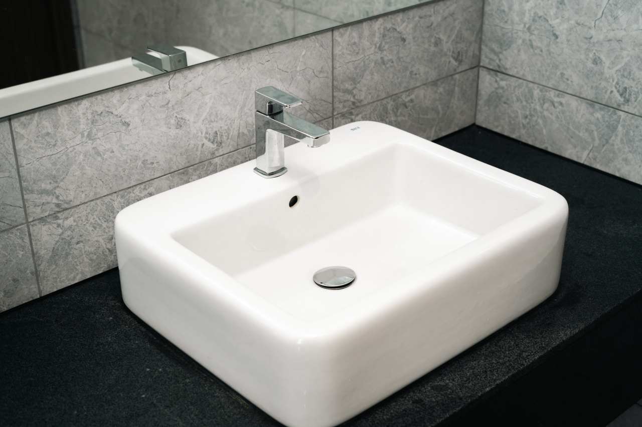 Las soluciones de Roca seleccionadas en los espacios de baño y las cocinas de todas las viviendas son el complemento perfecto al estilo exclusivo de las torres. Entre ellas se encuentran los inodoros Nexo y los inodoros suspendidos Meridian-N y The Gap, con asientos de caída amortiguada para un mayor confort. Con el fin de crear una experiencia exclusiva en la zona de ducha, se ha optado por el rociador circular Rainsense y la ducha de mano Stella, mientras que algunos apartamentos cuentan con la bañera Virginia, caracterizada por su elegante estética y grandes dimensiones. Asimismo, se han seleccionado lavabos de las colecciones Inspira, fabricados en Fineceramic®, y Bol, que realzan el diseño sofisticado de cada vivienda.30