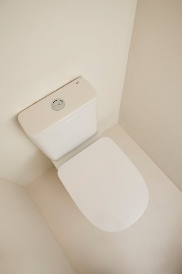 La distribución de Casa IV transforma el baño en un elemento fluido del espacio vital, contribuyendo a mejorar la experiencia de los habitantes de la vivienda. La incorporación de la bañera, el inodoro y el lavabo sobre encimera de la colección Tura genera una sensación de calma y sofisticación, mientras que la grifería Stripes de la colección Nu introduce un toque de dinamismo. La bañera trasciende lo funcional, convirtiéndose en el centro de atención del dormitorio y en un símbolo del estilo de vida mediterráneo. Esta vivienda es un ejemplo de cómo los productos Roca mejoran la experiencia de los usuarios, creando una mezcla perfecta de funcionalidad y diseño, en línea con la filosofía del proyecto, basada en la elegancia discreta y en los detalles cuidadosamente escogidos.11