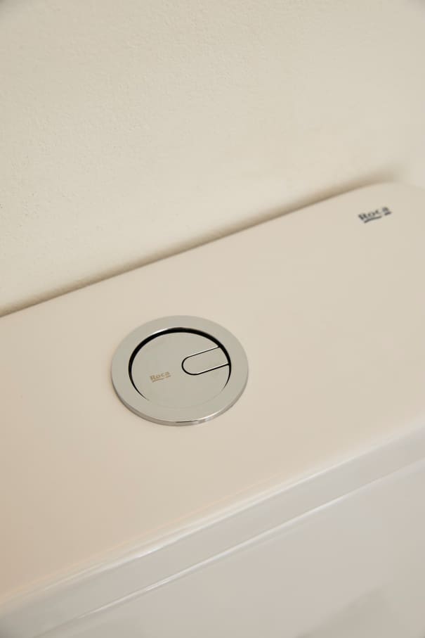 La distribución de Casa IV transforma el baño en un elemento fluido del espacio vital, contribuyendo a mejorar la experiencia de los habitantes de la vivienda. La incorporación de la bañera, el inodoro y el lavabo sobre encimera de la colección Tura genera una sensación de calma y sofisticación, mientras que la grifería Stripes de la colección Nu introduce un toque de dinamismo. La bañera trasciende lo funcional, convirtiéndose en el centro de atención del dormitorio y en un símbolo del estilo de vida mediterráneo. Esta vivienda es un ejemplo de cómo los productos Roca mejoran la experiencia de los usuarios, creando una mezcla perfecta de funcionalidad y diseño, en línea con la filosofía del proyecto, basada en la elegancia discreta y en los detalles cuidadosamente escogidos.9