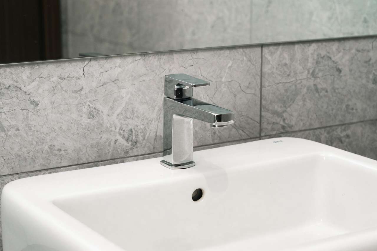 Las soluciones de Roca seleccionadas en los espacios de baño y las cocinas de todas las viviendas son el complemento perfecto al estilo exclusivo de las torres. Entre ellas se encuentran los inodoros Nexo y los inodoros suspendidos Meridian-N y The Gap, con asientos de caída amortiguada para un mayor confort. Con el fin de crear una experiencia exclusiva en la zona de ducha, se ha optado por el rociador circular Rainsense y la ducha de mano Stella, mientras que algunos apartamentos cuentan con la bañera Virginia, caracterizada por su elegante estética y grandes dimensiones. Asimismo, se han seleccionado lavabos de las colecciones Inspira, fabricados en Fineceramic®, y Bol, que realzan el diseño sofisticado de cada vivienda.3