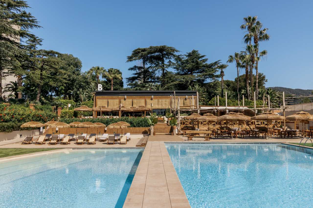 Los baños del Gran Meliá Torre Melina ofrecen una experiencia sofisticada y confortable, realzada por los productos de alta gama de Roca. En las habitaciones Supreme, los huéspedes pueden disfrutar de un exclusivo baño con la original bañera de Stonex® Kauai y la grifería de baño-ducha. Otras habitaciones cuentan con innovadoras soluciones para el espacio de ducha, como los platos de ducha de Stonex® Terran y la grifería termostática T-500, que proporcionan una sensación única en la ducha. Los aseos públicos del hotel cuentan con modernos y funcionales lavabos sobre encimera de la colección Ona, urinarios Mural e inodoros adosados a pared The Gap Round. Los resistentes materiales de Roca Stonex® y Fineceramic® no sólo contribuyen a optimizar los estándares de higiene, sino que también aumentan la eficiencia operativa en todo el hotel, reflejando el compromiso de este establecimiento con la excelencia hotelera.19