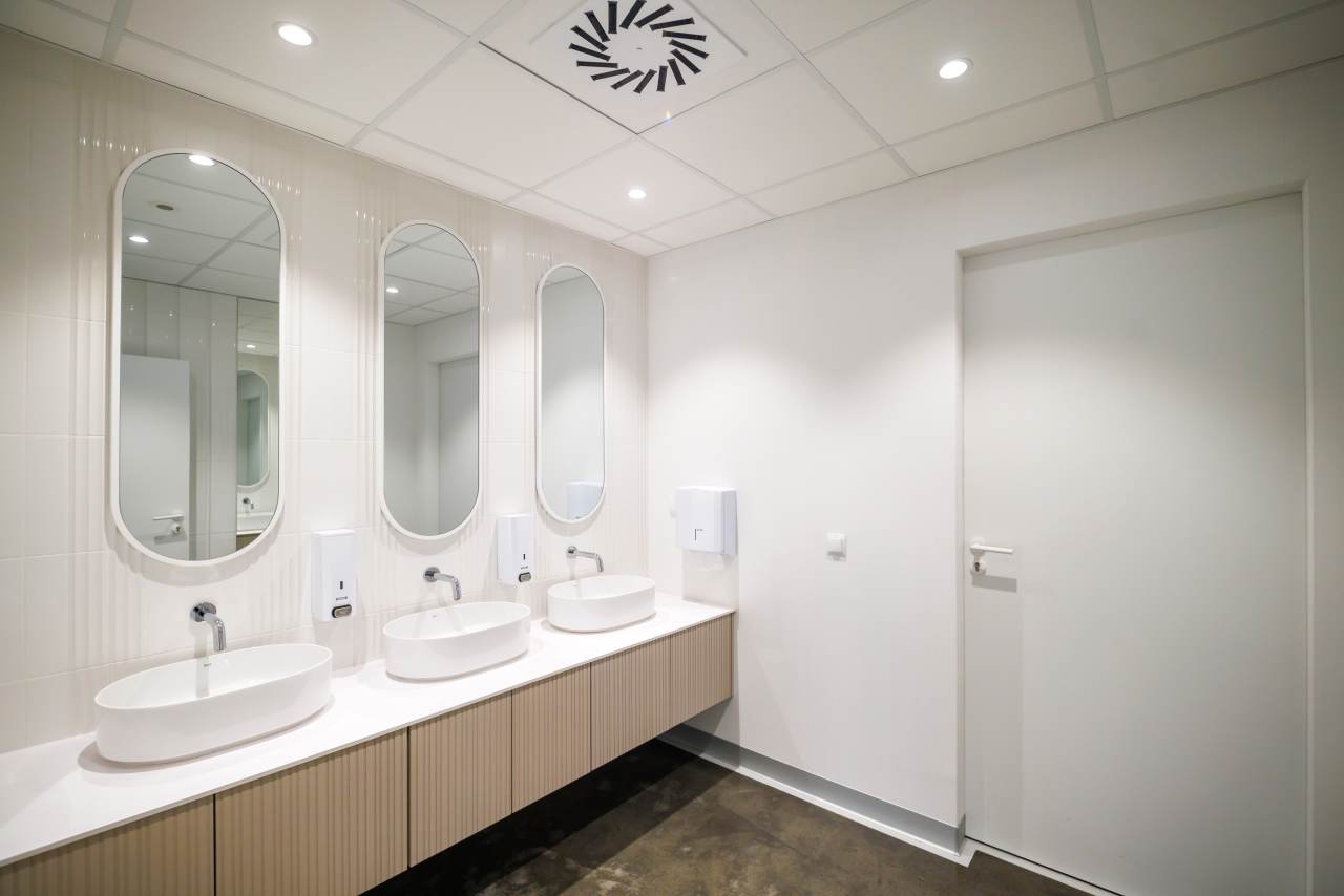 El interiorismo de los baños de TriQube cuentan con una estética minimalista que invita a la calma, con formas redondeadas y una paleta de colores relajantes que crean un ambiente de serenidad. Los urinarios Chic añaden un toque de elegancia con un estilo urbano, mientras las asas de baño Access y los inodoros Meridian garantizan la accesibilidad y el máximo confort. Los productos Roca han sido cuidadosamente seleccionados para contribuir a la funcionalidad y el espíritu de innovación del espacio, aportando los más altos estándares de calidad y diseño.10