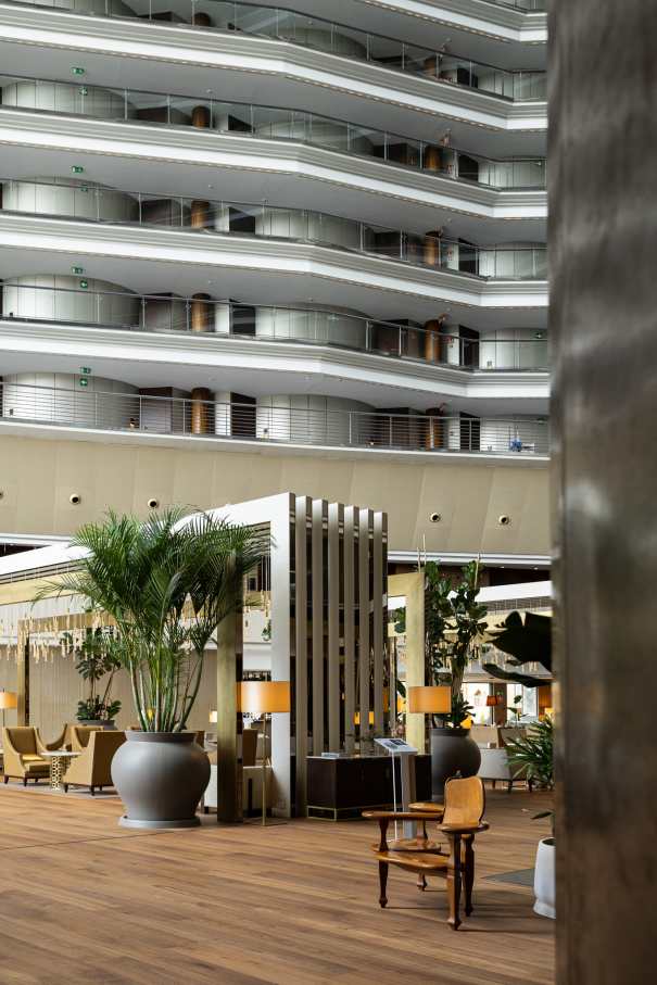 Los baños del Gran Meliá Torre Melina ofrecen una experiencia sofisticada y confortable, realzada por los productos de alta gama de Roca. En las habitaciones Supreme, los huéspedes pueden disfrutar de un exclusivo baño con la original bañera de Stonex® Kauai y la grifería de baño-ducha. Otras habitaciones cuentan con innovadoras soluciones para el espacio de ducha, como los platos de ducha de Stonex® Terran y la grifería termostática T-500, que proporcionan una sensación única en la ducha. Los aseos públicos del hotel cuentan con modernos y funcionales lavabos sobre encimera de la colección Ona, urinarios Mural e inodoros adosados a pared The Gap Round. Los resistentes materiales de Roca Stonex® y Fineceramic® no sólo contribuyen a optimizar los estándares de higiene, sino que también aumentan la eficiencia operativa en todo el hotel, reflejando el compromiso de este establecimiento con la excelencia hotelera.18