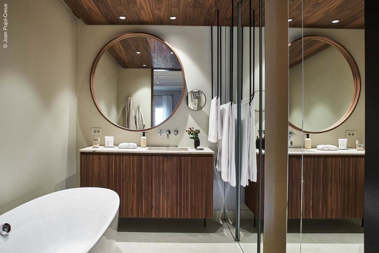 Cada una de las 15 habitaciones del Hotel Casa Cacao muestran una cuidada atención al detalle, fiel reflejo del artesanal proceso de elaboración del chocolate de Casa Cacao. Los baños están diseñados como espacios de relajación y bienestar, con productos Roca elegidos por su calidad y armonía estética con los interiores del hotel. Los toques modernos, como el inodoro Meridian, la grifería Loft y los accesorios Superinox, se complementan con soluciones orientadas al confort como la bañera exenta Virginia o los exclusivos rociadores Rainsense y Raindream. Con esta colaboración, el Hotel Casa Cacao y Roca han redefinido el lujo, ofreciendo a sus huéspedes una fusión única de arte culinario y sofisticación.5