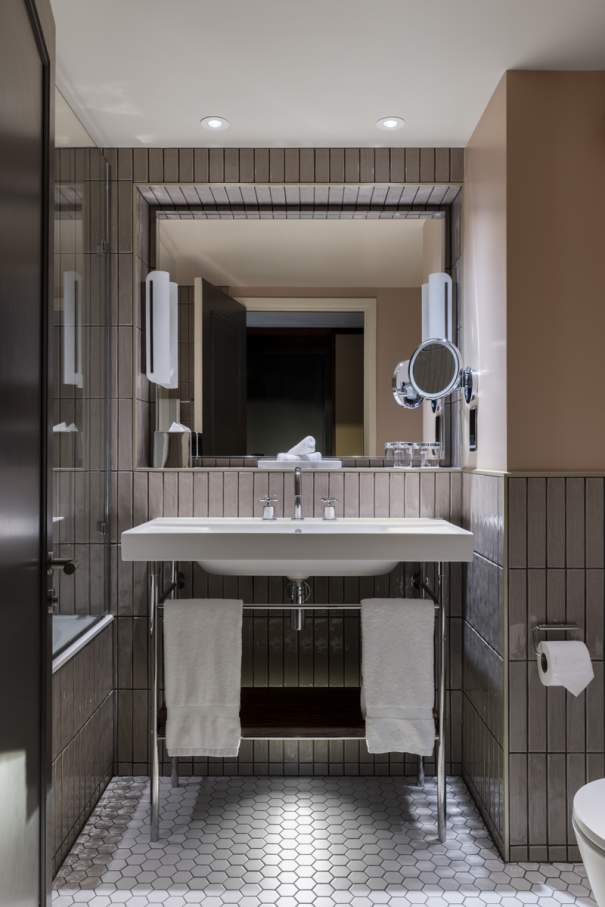 El inodoro suspendido Rimless® y el lavabo de Fineceramic®, ambos de la colección Ona, han sido seleccionados por su diseño funcional y su innovadora tecnología. El primero mejora la higiene y la eficiencia espacial, mientras que el segundo ofrece la máxima durabilidad y un diseño sofisticado. Por otro lado, el plato de ducha Pyros, fabricado en Stonex®, destaca por su diseño extraplano y su discreto desagüe lineal, elevando así la estética del espacio de baño. Esta colaboración es el ejemplo perfecto de cómo el diseño y la tecnología de vanguardia logran realzar los espacios históricos, creando una sinergia atemporal entre la elegancia victoriana y el confort más actual.10