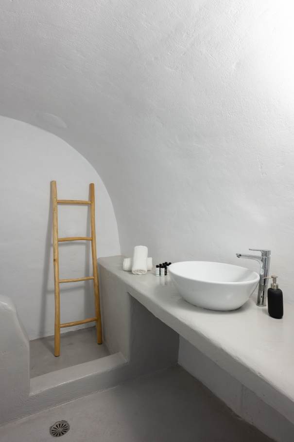 Cada detalle de la Villa Yposkafon, desde el concepto tradicional de casa cueva hasta los exclusivos espacios de baño, está diseñado para deleitar e inspirar, convirtiéndola en un destino en sí misma. La villa está equipada con diversos productos Roca que se caracterizan por su sencillez y elegancia, siendo el complemento perfecto de su diseño minimalista. El inodoro Debba Round y el lavabo Inspira Round de Roca, junto con la elegante grifería L20, destacan sobre las superficies estucadas en blanco. Los contornos suaves y redondeados del lavabo y el inodoro y el moderno acabado cromado de la grifería crean un ambiente armonioso y visualmente agradable que favorece la calma y la relajación.4