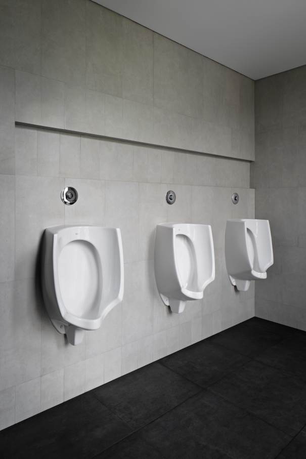 Los espacios de baño del hotel, minimalistas y modernos, están equipados con las soluciones de Roca. Los rociadores Rainsense y Raindream son una fuente de bienestar, mientras que las suaves formas redondeadas de los inodoros Meridian, las bañeras Element y los lavabos The Gap evocan la conexión con la naturaleza. En los espacios públicos del hotel, los urinarios Mural y los lavabos Inspira aportan sofisticación y la máxima funcionalidad, en línea conel compromiso del hotel con el lujo y el diseño más vanguardista.19