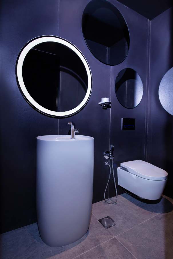 En línea con esta premisa, este espacio, caracterizado por su llamativo y colorido diseño, innovación y sostenibilidad, incorporó las soluciones de baño de Roca más avanzadas, mostrándolas al público. Una serie de vistosos conos aportaron sombra y ventilaron de forma natural el espacio; en su interior los inodoros Inspira y Beyond de Roca fueron el complemento perfecto a las formas fluidas del pabellón y los objetivos de sostenibilidad gracias a su tecnología de ahorro de agua. Por otro lado, los lavabos Inspira, los espejos Iridia y los separadores de urinario Wing replicaban la estética lúdica y sofisticada del entorno. Propuestas como la placa de accionamiento electrónica EP1 y la grifería temporizada Avant demostraron el compromiso de Roca con la eficiencia hídrica, reflejando a la perfección los principios de economía circular y la filosofía del diseño centrado en las personas.4