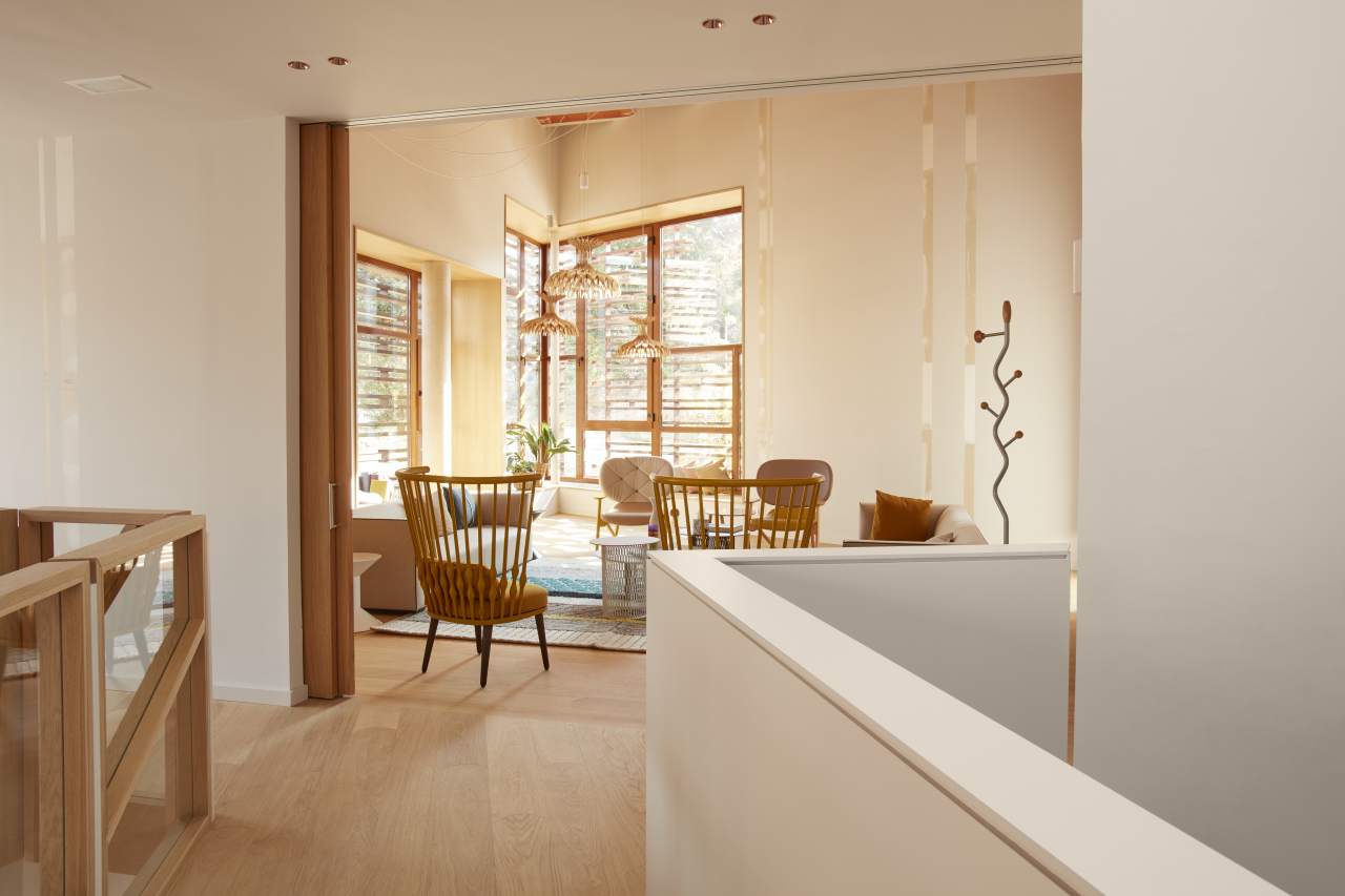 La fundación ofrece atención y apoyo gratuitos a los pacientes de cáncer y a sus familias. El diseño se integra perfectamente en el entorno, con zonas comunes y una acogedora planta baja en forma de abanico con grandes ventanales que dan al jardín. Esta colaboración es una muestra del compromiso con la mejora de la sociedad a través del bienestar y la innovación, que se refleja en la cuidada selección de productos Roca. Entre ellos destacan los lavabos Sofia, combinados con la grifería Lanta y los espejos Luna, y los inodoros Meridian, complementados con placas de accionamiento PL6 Dual, así como griferías de las colecciones Access y Victoria Pro, seleccionadas por su ergonomía. Todos los productos encajan a la perfección con la estética general del centro, que combina tonos neutros relajantes con vivos detalles para fomentar el descanso y el optimismo.