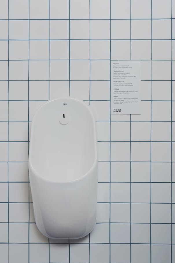 La pieza clave en los baños de este proyecto es el galardonado W+W, una ingeniosa combinación de lavabo e inodoro que permite ahorrar hasta un 25 % de agua. Esta pieza incorpora la grifería Single Pro, que incluye un innovador cartucho que reduce al mínimo el consumo de agua y las emisiones de CO2, una nueva muestra de la integración de tecnología al servicio del medioambiente que caracteriza a Roca. Los urinarios Proton también contribuyen a un uso eficiente de recursos con su diseño minimalista y un sistema de descarga sin contacto que utiliza únicamente 0,5 litros de agua por descarga. Por otro lado, la combinación de los inodoros suspendidos The Gap y las placas de accionamiento PL1 Dual añade funcionalidad y estilo a este espacio público. Asimismo, los lavabos sobre encimera The Gap Round realzan aún más la estética de los baños del museo. Este enclave también llama la atención de sus visitantes con exposiciones.1