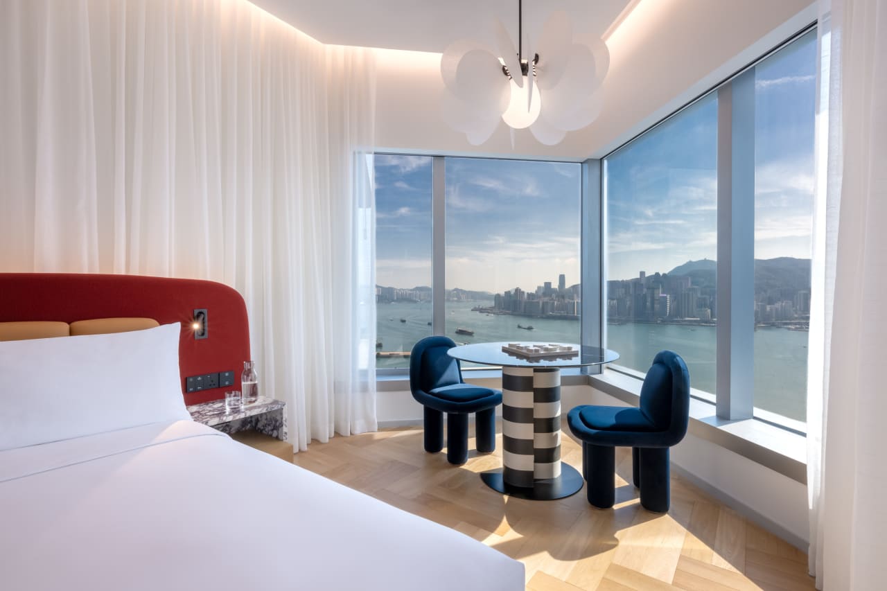 El hotel Mondrian de Hong Kong y Roca comparten el compromiso con la creatividad sin límites, palpable en el interiorismo con un toque teatral y el diseño innovador del hotel. Las soluciones Roca, entre las que se encuentran los inodoros The Gap, las bañeras Genova y las columnas de ducha termostáticas Victoria-T, aúnan la máxima funcionalidad y una estética elegante. Además, prestaciones como los asientos de caída amortiguada y el control preciso de la temperatura optimizan la experiencia del huésped. La grifería de lavabo Toga en negro titanio cepillado complementa a la perfección el mármol gris oscuro de la habitación para crear un ambiente de bienestar y sofisticación.