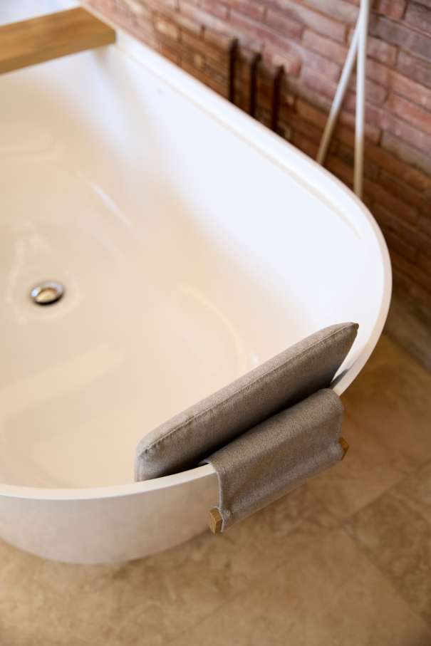 La distribución de Casa IV transforma el baño en un elemento fluido del espacio vital, contribuyendo a mejorar la experiencia de los habitantes de la vivienda. La incorporación de la bañera, el inodoro y el lavabo sobre encimera de la colección Tura genera una sensación de calma y sofisticación, mientras que la grifería Stripes de la colección Nu introduce un toque de dinamismo. La bañera trasciende lo funcional, convirtiéndose en el centro de atención del dormitorio y en un símbolo del estilo de vida mediterráneo. Esta vivienda es un ejemplo de cómo los productos Roca mejoran la experiencia de los usuarios, creando una mezcla perfecta de funcionalidad y diseño, en línea con la filosofía del proyecto, basada en la elegancia discreta y en los detalles cuidadosamente escogidos.3