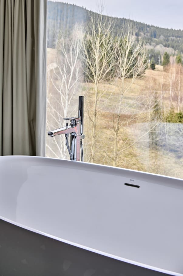 Los baños del hotel están equipados con las colecciones de Roca Inspira, Loft, Atlas y Nexo. Los lavabos Inspira ofrecen versatilidad y un uso eficiente del espacio; en cuanto a la grifería Loft permite controlar el caudal de agua de forma precisa, mientras que Atlas resulta fácil de manejar y ofrece la durabilidad requerida en un entorno de uso intensivo. Asimismo, varios apartamentos disponen de bañeras de la colección Ariane, que permiten a los huéspedes relajarse mientras disfrutan de la vista panorámica.9