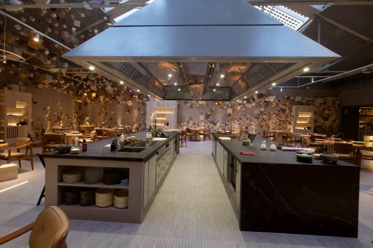 El restaurante Omeraki es pionero a la hora de ofrecer una experiencia gastronómica creativa y respetuosa con el medio ambiente. La sostenibilidad es el núcleo de su filosofía, que se traslada al diseño de los baños a través de los innovadores productos de Roca. Entre ellos destaca el icónico inodoro W+W, presente tanto en el baño de hombres como en el de mujeres, donde proporciona una solución sostenible y eficiente sin comprometer el diseño. La elegancia y funcionalidad del baño se ve realzada por los lavabos totem de Fineceramic® de la colección Beyond y la grifería electrónica Loft.