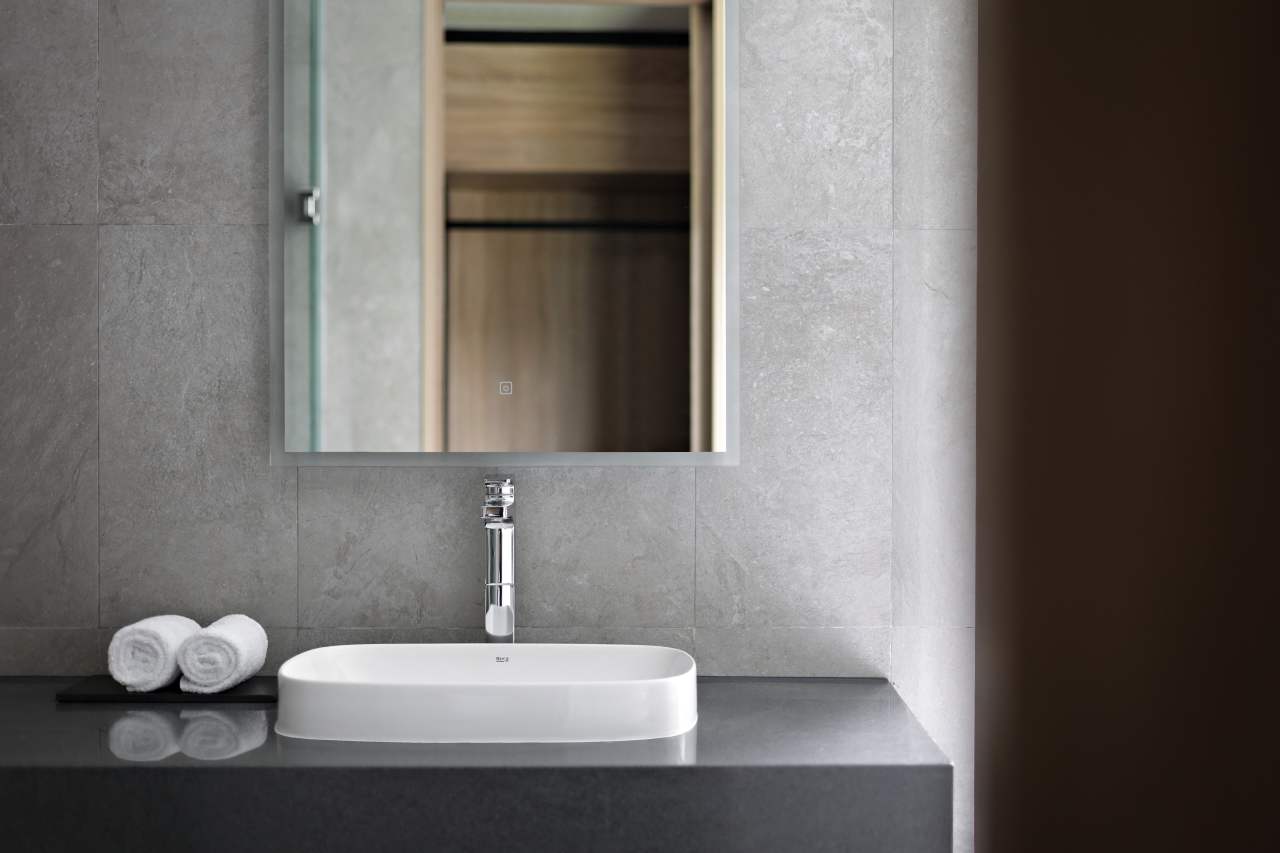 Los espacios de baño del hotel, minimalistas y modernos, están equipados con las soluciones de Roca. Los rociadores Rainsense y Raindream son una fuente de bienestar, mientras que las suaves formas redondeadas de los inodoros Meridian, las bañeras Element y los lavabos The Gap evocan la conexión con la naturaleza. En los espacios públicos del hotel, los urinarios Mural y los lavabos Inspira aportan sofisticación y la máxima funcionalidad, en línea conel compromiso del hotel con el lujo y el diseño más vanguardista.17