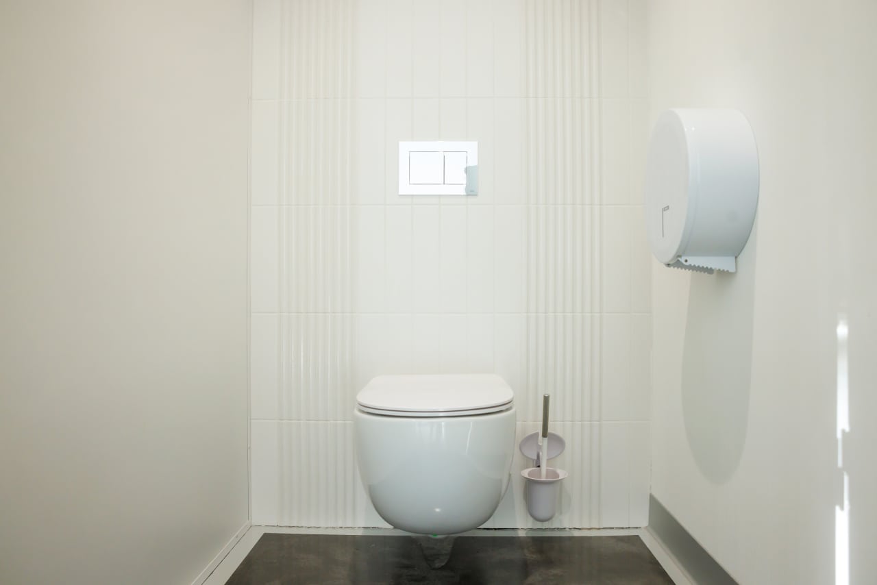 El interiorismo de los baños de TriQube cuentan con una estética minimalista que invita a la calma, con formas redondeadas y una paleta de colores relajantes que crean un ambiente de serenidad. Los urinarios Chic añaden un toque de elegancia con un estilo urbano, mientras las asas de baño Access y los inodoros Meridian garantizan la accesibilidad y el máximo confort. Los productos Roca han sido cuidadosamente seleccionados para contribuir a la funcionalidad y el espíritu de innovación del espacio, aportando los más altos estándares de calidad y diseño.1