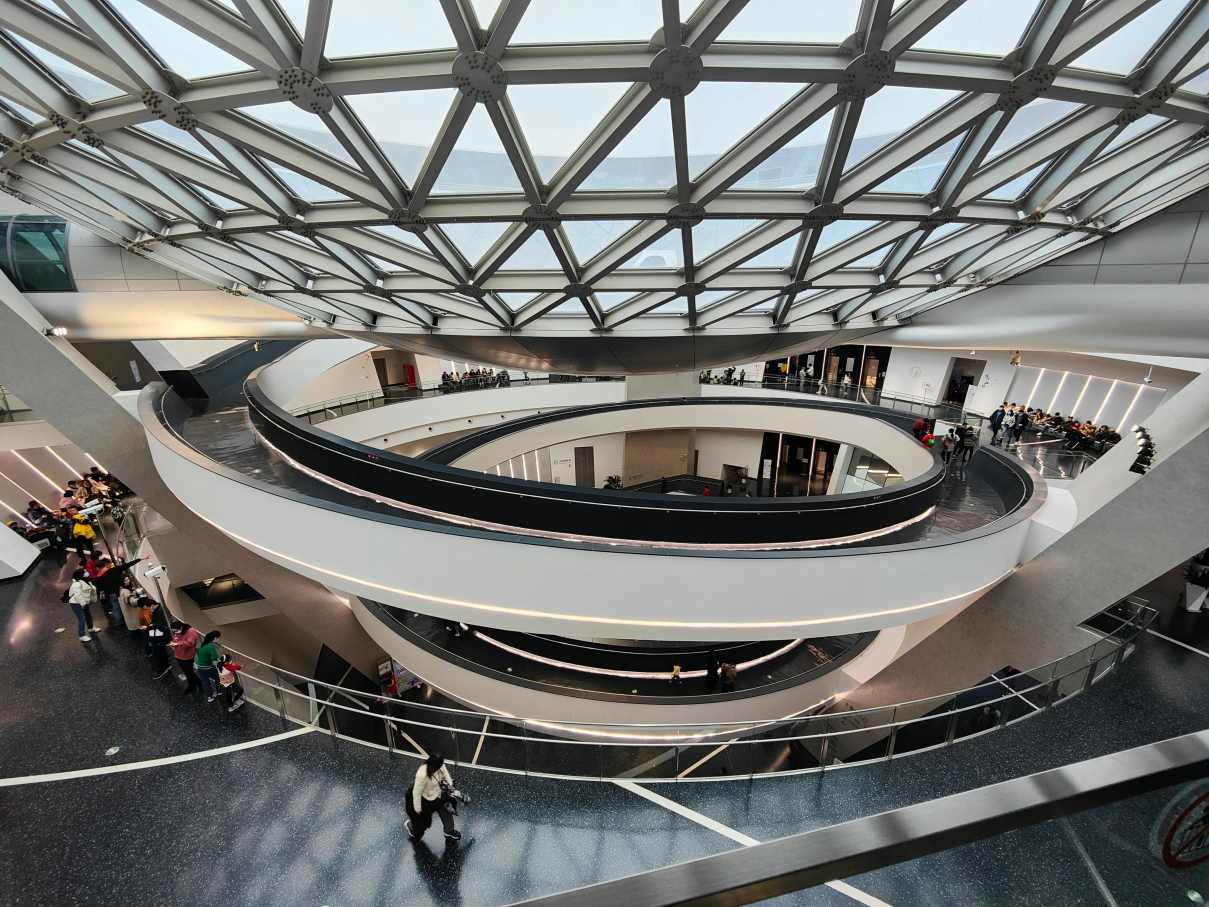 El Museo de Astronomía de Shanghái, diseñado por Ennead Architects y Thomas Wong, aúna simbolismo científico y cultural. Las soluciones de baño Roca han sido escogidas por su diseño limpio y moderno y su resistencia a un uso intensivo en espacios públicos. Los inodoros The Gap, los urinarios Site, los urinarios Chic con alimentación oculta, la grifería de lavabo L20-E y los lavabos bajo encimera Berna ofrecen la combinación perfecta de durabilidad y estilo. La grifería y los urinarios con sensor permiten un uso sin contacto, ofreciendo una mayor higiene y reduciendo al mismo tiempo el consumo de agua. Todas estas ventajas hacen que los baños cumplan con las normas estéticas del museo y mantengan el espacio limpio e higiénico.6