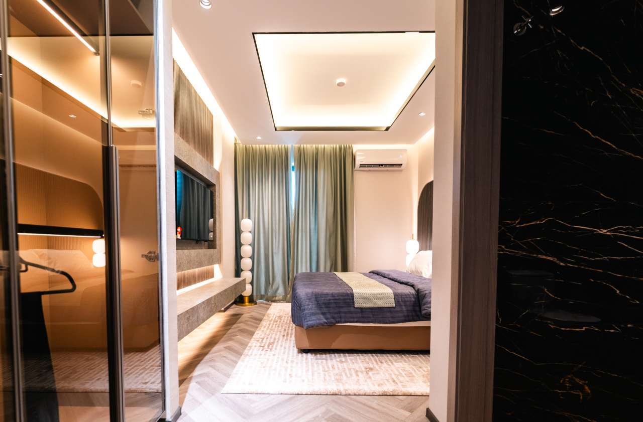 Las soluciones de Roca seleccionadas en los espacios de baño y las cocinas de todas las viviendas son el complemento perfecto al estilo exclusivo de las torres. Entre ellas se encuentran los inodoros Nexo y los inodoros suspendidos Meridian-N y The Gap, con asientos de caída amortiguada para un mayor confort. Con el fin de crear una experiencia exclusiva en la zona de ducha, se ha optado por el rociador circular Rainsense y la ducha de mano Stella, mientras que algunos apartamentos cuentan con la bañera Virginia, caracterizada por su elegante estética y grandes dimensiones. Asimismo, se han seleccionado lavabos de las colecciones Inspira, fabricados en Fineceramic®, y Bol, que realzan el diseño sofisticado de cada vivienda.21