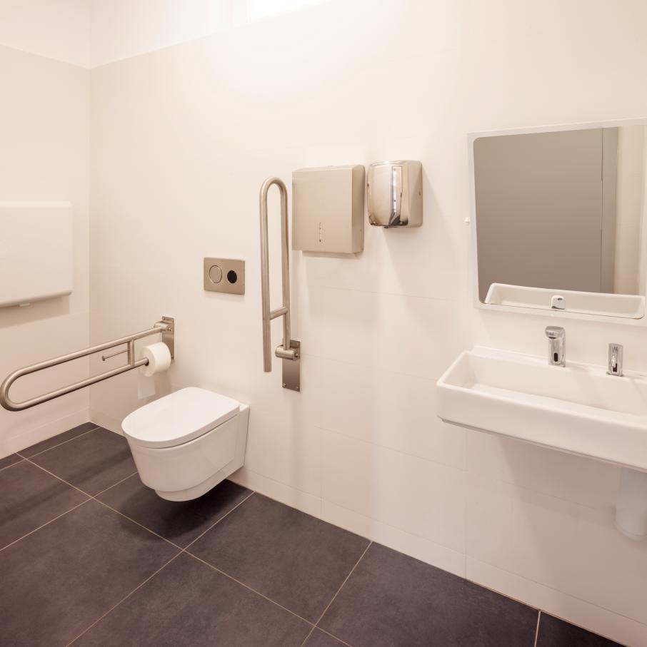 Con el fin de adaptar los baños a las necesidades actuales y respetar la integridad del edificio, los productos seleccionados deben transmitir los ideales contemporáneos de su arquitectura y ser accesibles e inclusivos. El diseño lineal y estructurado de los lavabos murales y las suaves curvas y volúmenes apilados de los inodoros suspendidos Roca Rimless® evocan una simplicidad atemporal y se hacen eco de los ideales modernistas del edificio de Sert. La colección Access, adecuada para todo tipo de usuarios, ha sido otra incorporación esencial a los baños, incluidos los asientos y tapas de inodoro, los espejos basculantes y los asientos de ducha abatibles. La elección de los dispensadores de toallas y las papeleras de la colección Public han contribuido a una mayor funcionalidad del espacio.20