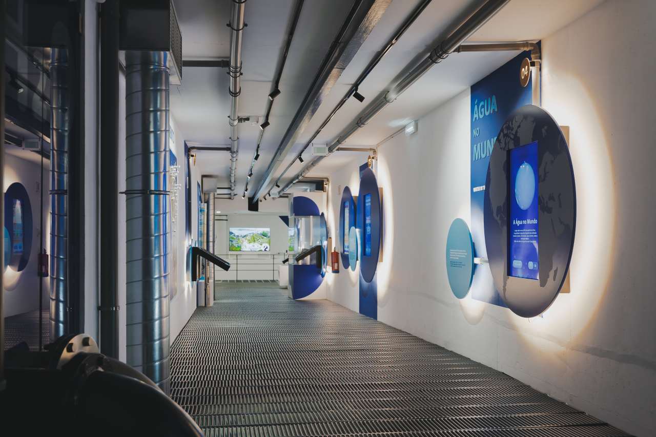 La pieza clave en los baños de este proyecto es el galardonado W+W, una ingeniosa combinación de lavabo e inodoro que permite ahorrar hasta un 25 % de agua. Esta pieza incorpora la grifería Single Pro, que incluye un innovador cartucho que reduce al mínimo el consumo de agua y las emisiones de CO2, una nueva muestra de la integración de tecnología al servicio del medioambiente que caracteriza a Roca. Los urinarios Proton también contribuyen a un uso eficiente de recursos con su diseño minimalista y un sistema de descarga sin contacto que utiliza únicamente 0,5 litros de agua por descarga. Por otro lado, la combinación de los inodoros suspendidos The Gap y las placas de accionamiento PL1 Dual añade funcionalidad y estilo a este espacio público. Asimismo, los lavabos sobre encimera The Gap Round realzan aún más la estética de los baños del museo. Este enclave también llama la atención de sus visitantes con exposiciones.4