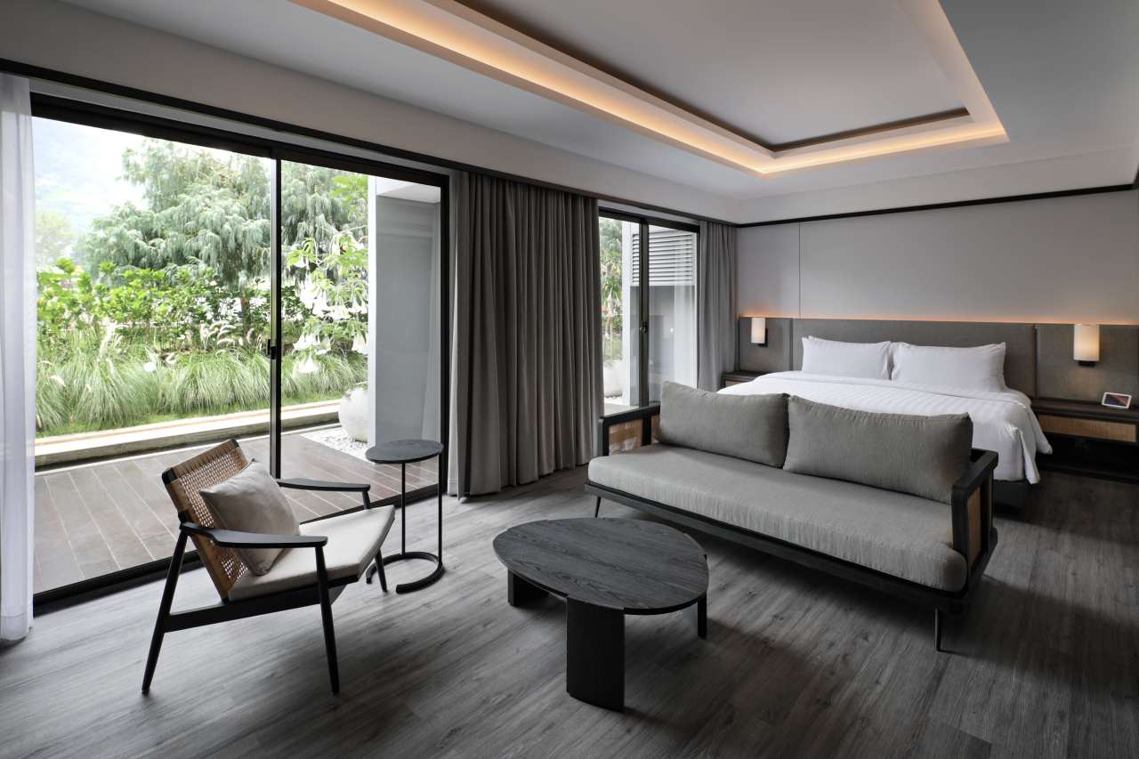 Los espacios de baño del hotel, minimalistas y modernos, están equipados con las soluciones de Roca. Los rociadores Rainsense y Raindream son una fuente de bienestar, mientras que las suaves formas redondeadas de los inodoros Meridian, las bañeras Element y los lavabos The Gap evocan la conexión con la naturaleza. En los espacios públicos del hotel, los urinarios Mural y los lavabos Inspira aportan sofisticación y la máxima funcionalidad, en línea conel compromiso del hotel con el lujo y el diseño más vanguardista.16